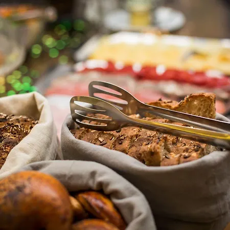 Metamorphis Hotel 4*